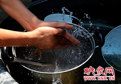 洗碗洗菜對于雙眼失明的張國敬來說，需要比常人花上更多的時間。