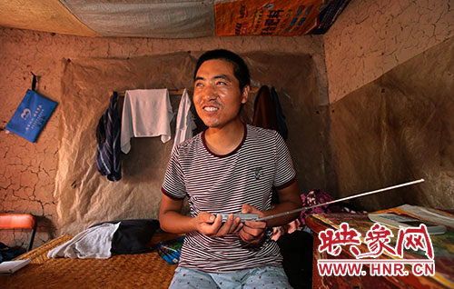 張國敬平時喜歡聽廣播，特別是各種歌曲節(jié)目。