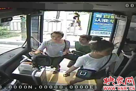 監(jiān)控顯示，竊賊偷女孩手機，公交車長幫忙要回手機。