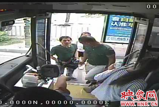 監(jiān)控顯示，竊賊偷女孩手機，公交車長幫忙要回手機。