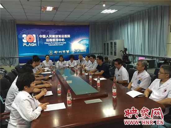 專家對三名貧困患者進(jìn)行會(huì)診 專家對三名貧困患者進(jìn)行會(huì)診