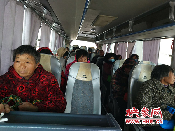 警方調(diào)來車輛，將超載人員轉(zhuǎn)運(yùn)走