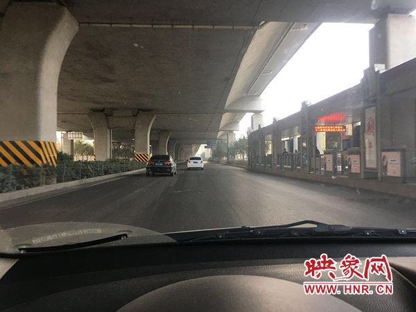 限行首日，三環(huán)橋上橋下，車輛不多，交通狀況良好。