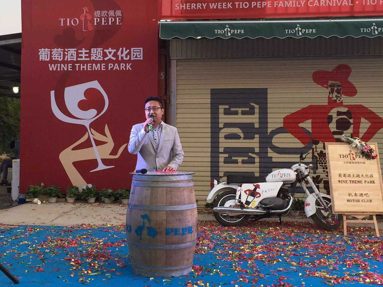 我們的巖歐巴出場(chǎng)嘍！真的是迷倒臺(tái)下一片！