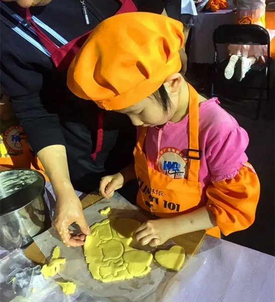 在爸爸媽媽的陪同下，親手制作餅干