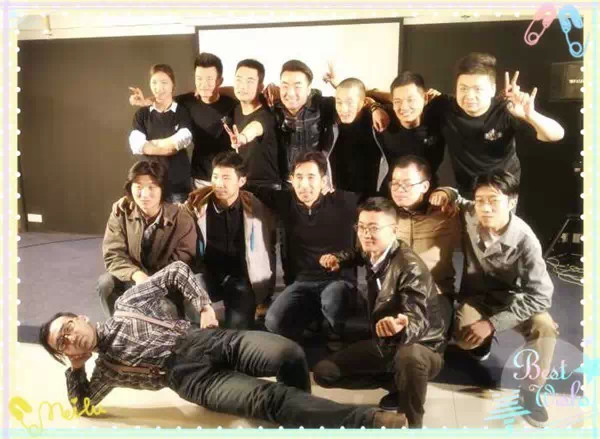 表演結(jié)束，看這哥們兒，為了和演員合影也是蠻拼的！