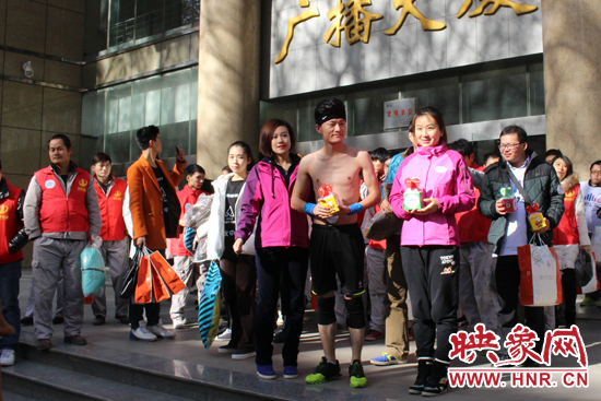 “光豬”活動(dòng)出發(fā)前集結(jié) “光豬”活動(dòng)出發(fā)前集結(jié)