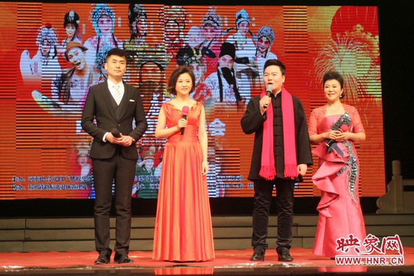 戲迷春晚主持人月陽(yáng)（右二）、李亞楠（右一）、王巖（左二）、王曉凡（左一）