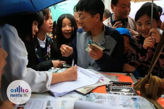 現(xiàn)場觀眾被臺上的浪漫氣氛感染，紛紛報名參加現(xiàn)場表白。