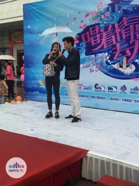 這是一位在校大學(xué)校，暗暗的喜歡純純的愛。