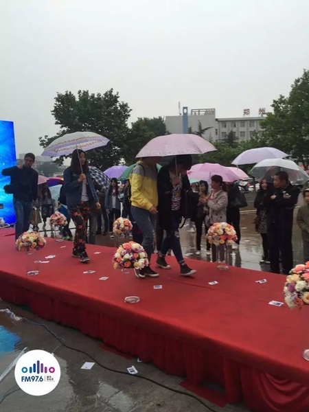 　　好友從屏幕后面走出來，他們特意從陜西、平頂山趕來為兩人送出祝福。