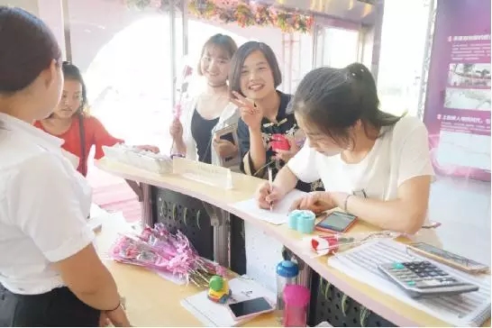 到場(chǎng)嘉賓均獲得巧克力一盒，女士另外還獲得獲得玫瑰花一支。