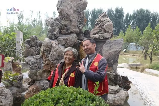 爺爺奶奶叔叔阿姨被盛運莊園的景致吸引，紛紛拍照留影