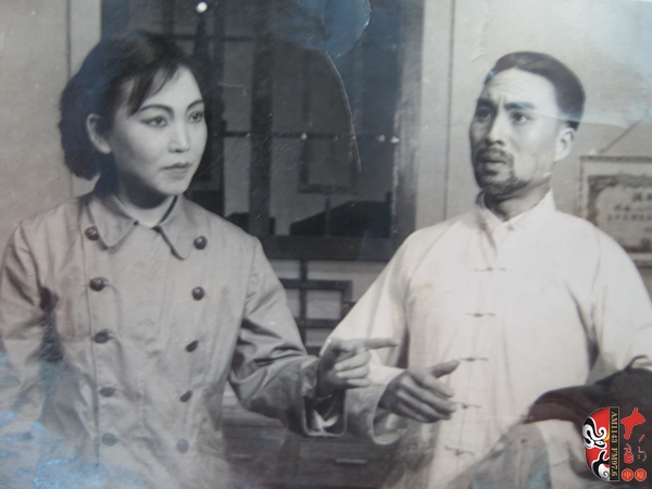 方玉蘭、杜世杰在現(xiàn)戲《在兩條戰(zhàn)線上》中