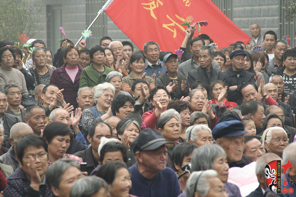 現(xiàn)場(chǎng)不但有敬老院的老人們，還擠滿了鄭州市的很多戲迷朋友