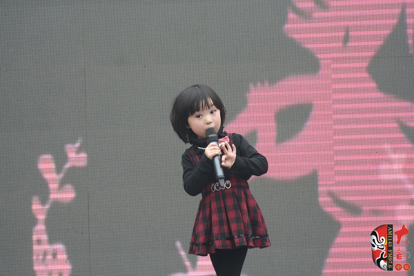 河南電視臺(tái)《梨園春》明星小擂主、河南軒逸少兒藝術(shù)培訓(xùn)中心張楚怡演唱豫劇《抬花轎》選段“從今后不當(dāng)那老