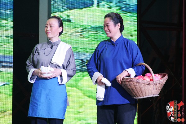 第七場，河南電臺(tái)戲曲廣播副總監(jiān)、中國播音主持金話筒獎(jiǎng)獲得者張彤（左）飾栓保娘