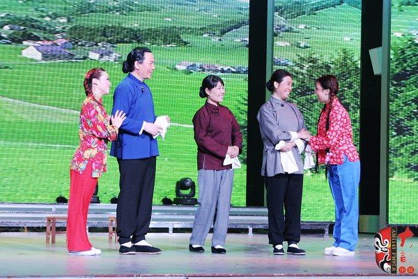 著名戲曲節(jié)目主持人、河南電臺(tái)戲曲廣播當(dāng)家小生月陽（左二）反串飾演二大娘