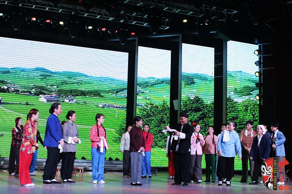 眾鄉(xiāng)親場面——包含河南電臺(tái)戲曲廣播主持人，專業(yè)戲曲演員、戲曲票友，河南電臺(tái)戲曲廣播聽眾