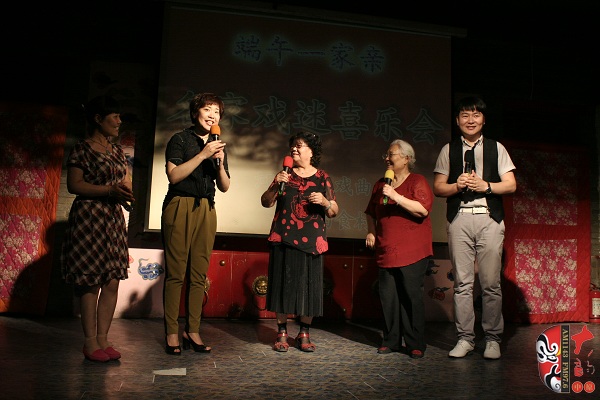 戲曲廣播總監(jiān)木子、豫劇表演藝術(shù)家楊華瑞、高潔、戲曲廣播當(dāng)家小生月陽、票友張華合作表演《朝陽溝》選段