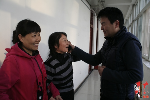  著名戲曲節(jié)目主持人、河南電臺(tái)戲曲廣播當(dāng)家小生月陽在排練現(xiàn)場(chǎng)連線直播間并采訪劇目主要演員