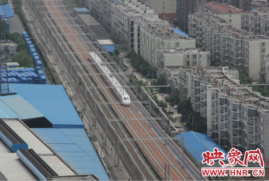 4日上午8點(diǎn)10分，隨著一聲汽笛長鳴，一列“子彈頭”列車緩緩駛出鄭州車站。