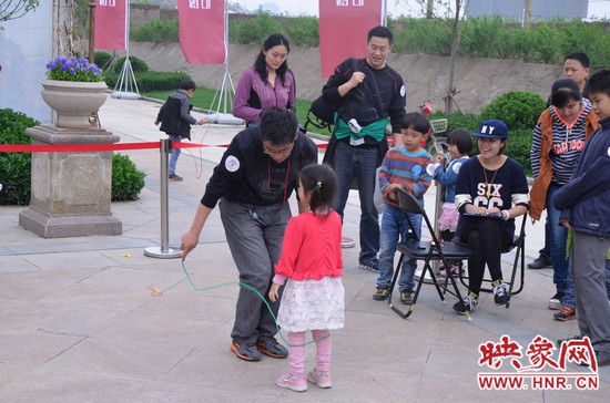 當(dāng)然啦，也有小天使現(xiàn)場跟爸比罷工的，就是不跳，弄的爸爸也哭笑不得。