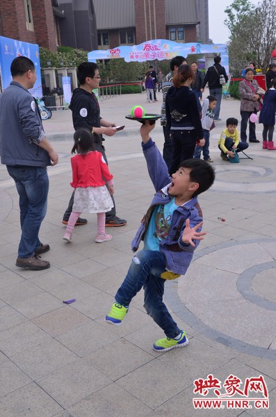 小弟弟，你玩?zhèn)€托球不用這么夸張吧，哈哈！