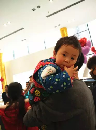 小朋友雖然你骨骼清奇，但是米、油你照樣拎不動啊，還是乖乖的油卡拿好吧。