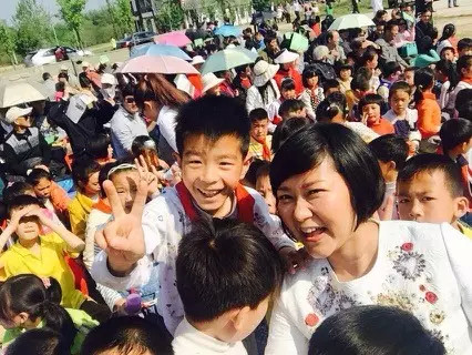 現(xiàn)場看來，陶真姐姐更是倍受孩子們的歡迎！