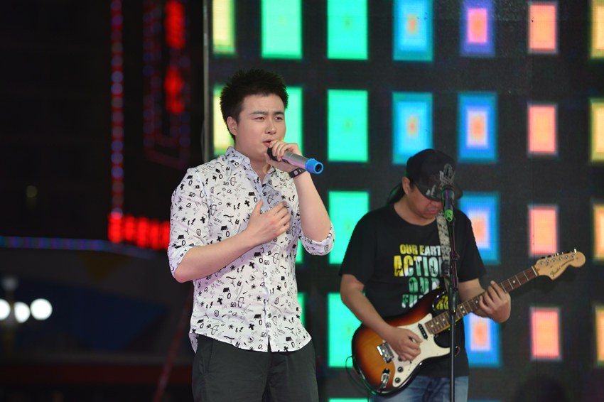 首先出場(chǎng)的是主播佳雨，一首《李白》，瞬間將現(xiàn)場(chǎng)的火熱氣氛點(diǎn)著。