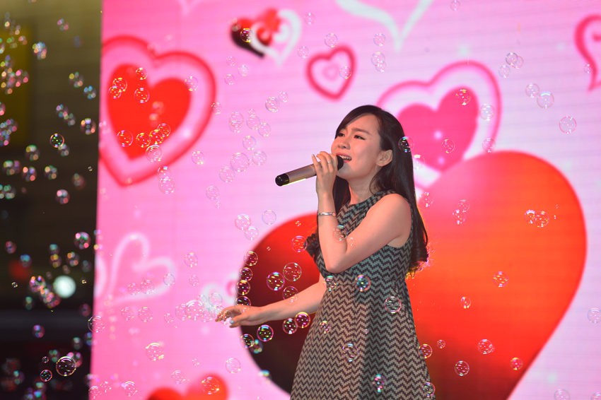 夢(mèng)茹選擇了走溫情路線，《至少還有你》唱的是深情款款。