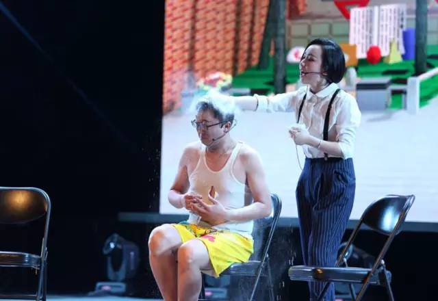 隨后一秒鐘，畫風(fēng)突變，楊奕遭夢茹慘虐！