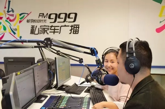 美女嘉賓來做客直播間，麥姐看莫非的眼神，嘖嘖，愛一個人是什么感覺？