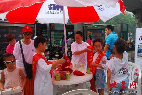 參加義賣(mài)活動(dòng)的小學(xué)師生們做準(zhǔn)備工作