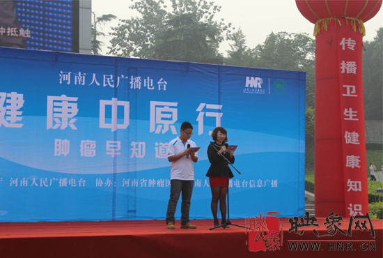 主持人與現(xiàn)場(chǎng)市民進(jìn)行互動(dòng) 主持人與現(xiàn)場(chǎng)市民進(jìn)行互動(dòng)