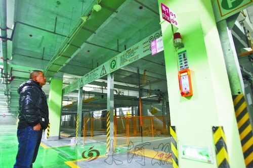 翰林世家小區(qū)的地下車庫，一層改造成兩層，可多停放50輛車。