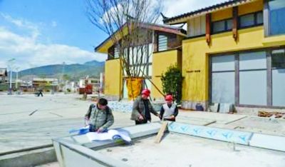 　　別墅工地，工人正在施工。