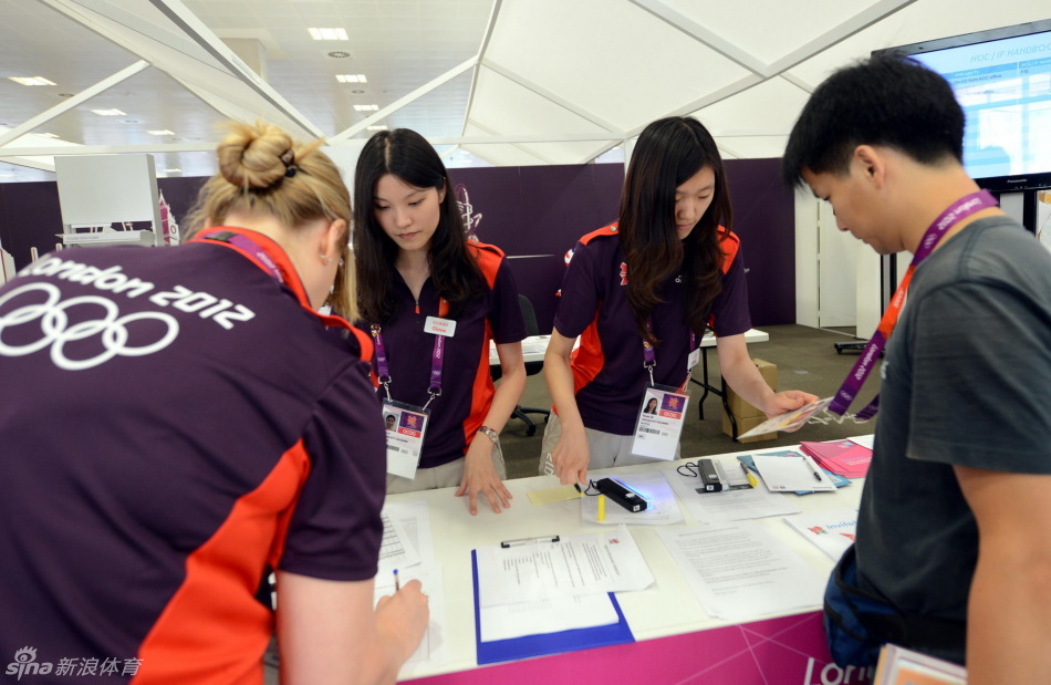 中國女志愿者服務(wù)倫敦奧運