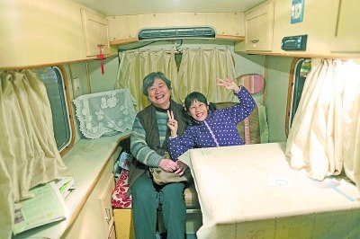  天黑了，外面風雨交加而董怡汶坐在溫暖的房車里。