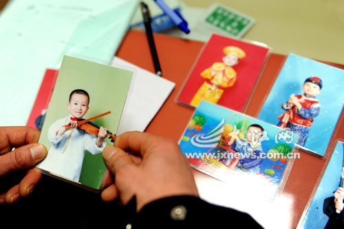 　每當(dāng)想兒子時(shí)，熊爸只有盯著照片看