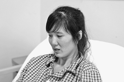 郭萍先做完手術(shù)的左腳剛剛拆線，但還打著石膏，鋼釘也尚未取出