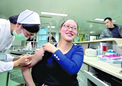 昨日，向雪敏在同濟(jì)醫(yī)院血液科病房打動員劑，丈夫陳武右在身后注視著妻子 記者傅克強(qiáng)