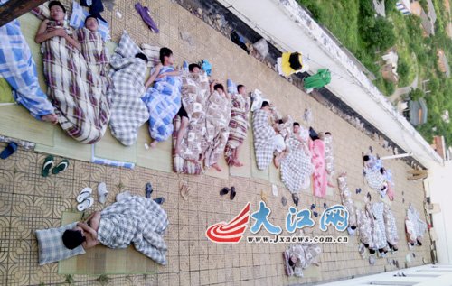 南昌天氣進入“烘烤”模式 學(xué)子樓頂打地鋪走紅 南昌天氣進入“烘烤”模式 學(xué)子樓頂打地鋪走紅