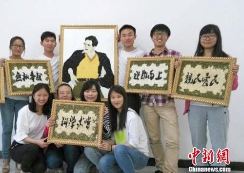 大學(xué)生們?yōu)榧o(jì)念焦裕祿，用黑豆、綠豆、大米等糧食在硬紙板上創(chuàng)作的糧食畫