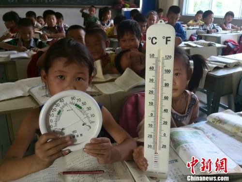 6月3日，下午四點(diǎn)，昆明市東川區(qū)因民鎮(zhèn)中心學(xué)校一年級教室溫度達(dá)到44℃