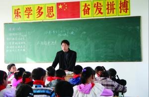 張從友先把妻子帶到學(xué)校，然后會(huì)準(zhǔn)時(shí)為學(xué)生們上課