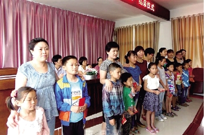 身后的“代理媽媽”，使留守兒童的身心有了依靠