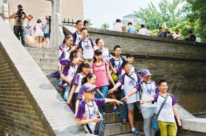 西安小雁塔景區(qū)內(nèi)，學(xué)生們正在古跡前合影留念