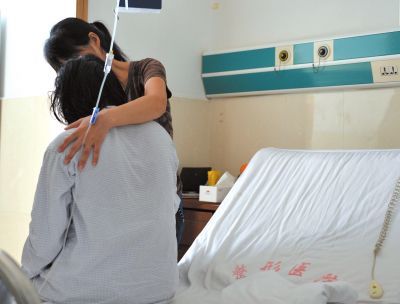 由于前天進(jìn)行了面部修復(fù)手術(shù)，俞燕身體不適，父母24小時(shí)陪在她的身邊